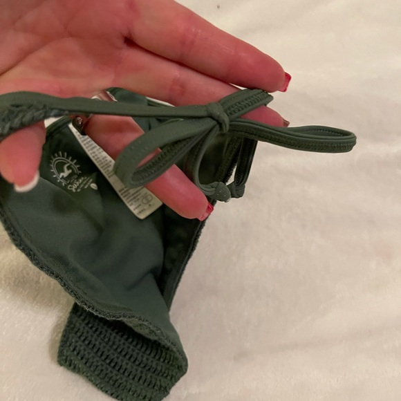 Dark green Hollister bikini bottoms. New… never worn. Size Large - Picture 4 of 4
